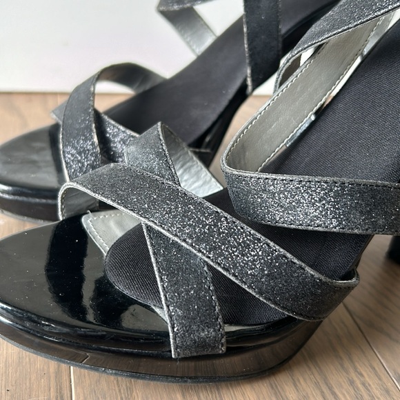 Sparkly strap heels - Picture 4 of 5